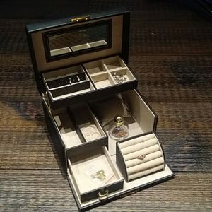 Travel jewelry case w/ lock